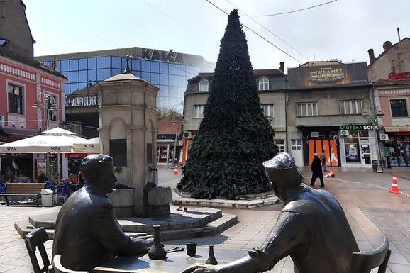 (FOTO, VIDEO) Jelka "progutala" spomen-česmu Stevanu Sremcu u centru Niša