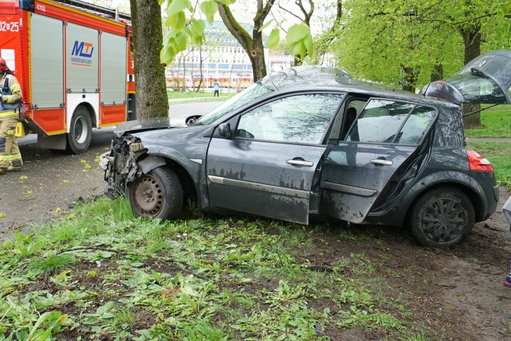 Kobieta roztrzaskała renault na ul. Zientary-Malewskiej w Olsztynie [ZDJĘCIA]