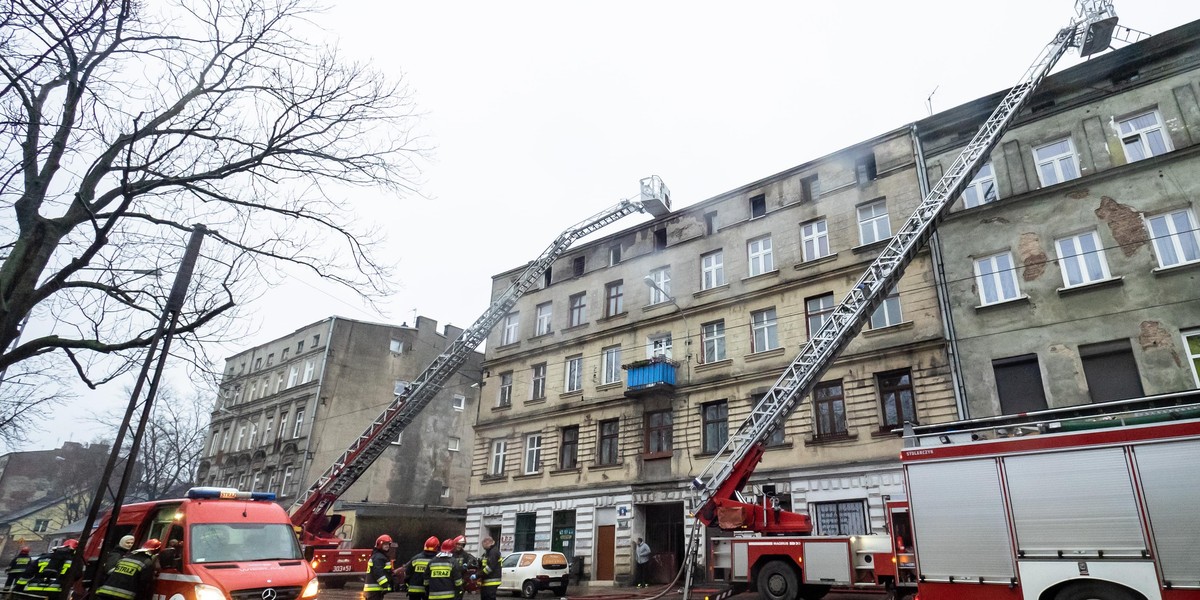 Pożar kamienicy przy Przybyszewskiego w Łodzi 