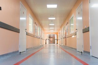 Obowiązek noszenia maseczek w szpitalach i w aptekach przedłużony do końca października