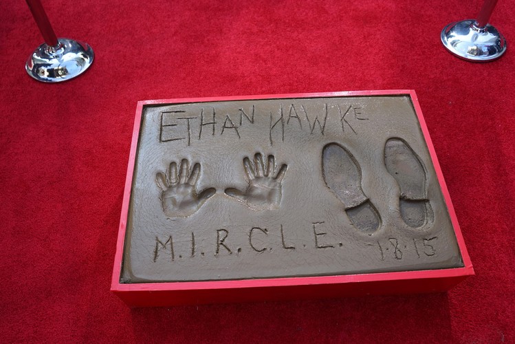 Ethan Hawke odcisnął swe dłonie i stopy w Alei Sław