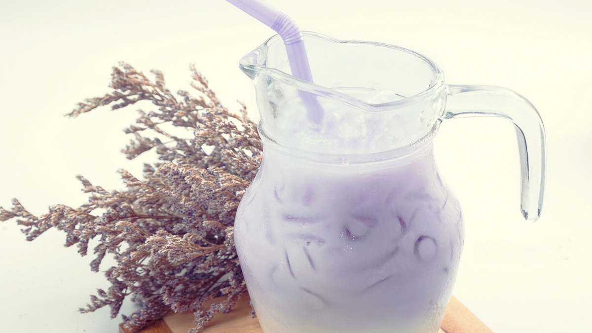 Moon milk podbija Instagram. Napój znany jako księżycowe mleko pięknie wygląda i posiada niezwykłe właściwości. Przepis ten wywodzi się z Ajurwedy, tradycyjnej medycyny indyjskiej. Teraz cały świat oszalał na punkcie moon milk.
