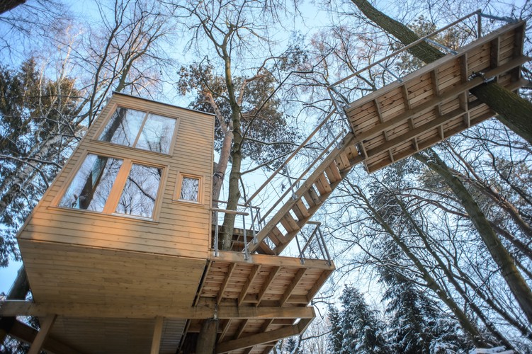 Wejście do domków prowadzi schodami zawieszonymi nad urwiskiem. 

 <br><br>fot.(wp/mr) PAP/Wojciech Pacewicz