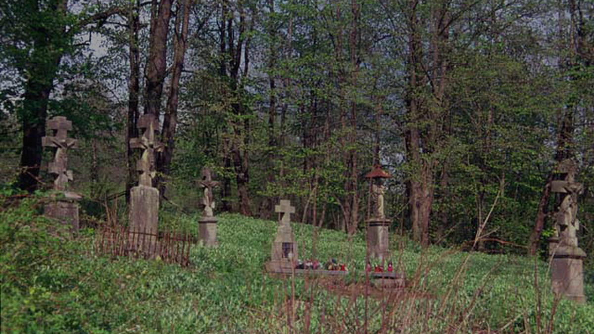 Głównie leśnicy opiekują się zapomnianymi cmentarzami i mogiłami w lasach Podkarpacia. Niektóre miejsca pochówku liczą ponad tysiąc lat - poinformował w czwartek Edward Marszałek, rzecznik Regionalnej Dyrekcji Lasów Państwowych (RDLP) w Krośnie.