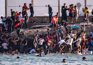Migranti pokušavaju da pređu iz Maroka u špansku enklavu Seutu, Španija digla vojsku