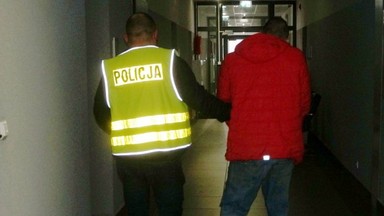 Podczas pościgu staranował radiowóz i potrącił policjanta. Kierowca został zatrzymany