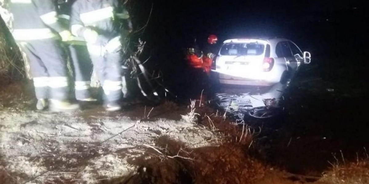 Ciechanów: Policjanci uratowali 43-latkę. Jej auto tonęło w stawie