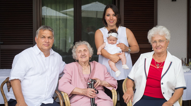 Orbán Viktor családja nőtagjaival: nagymamája, Sára néni (balról), lánya, Ráhel, aki unokáját, Alizt tartja, jobboldalt a kormányfő édesanyja, Erzsébet.