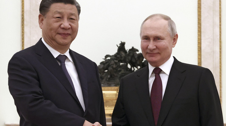 Az orosz elnöki sajtószolgálat által közreadott képen Vlagyimir Putyin orosz elnök (j) a háromnapos állami látogatáson Oroszországban tartózkodó Hszi Csin-ping kínai elnököt fogadja a moszkvai Kremlben / Fotó: MTI/EPA 