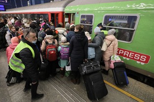 Szefernaker: Uchodźcy z Ukrainy będą mogli skorzystać z bezpłatnego transportu do Niemiec