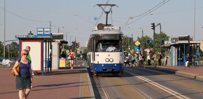 Atak nożownika w tramwaju. Ugodził nożem pasażera