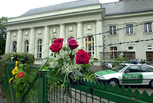 Kwiaty na bramie prowadzącej do synagogi w Berlinie