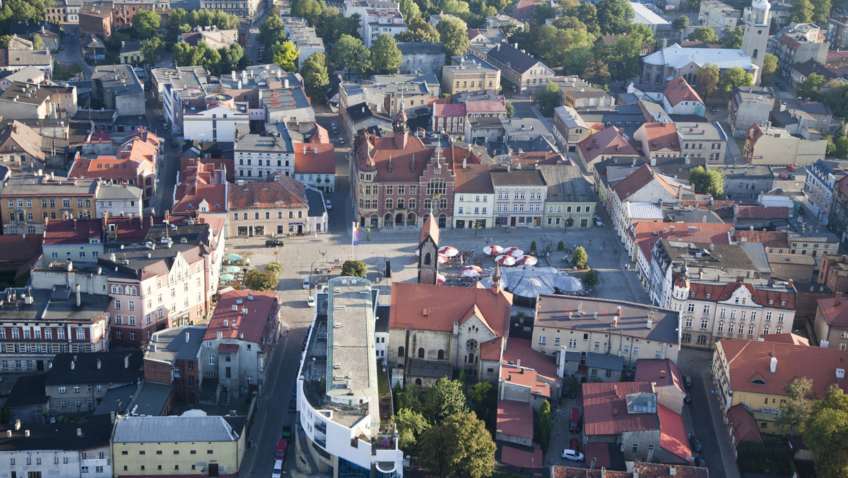 Samorząd Tarnowskich Gór przymierza się do wprowadzenia regulacji dotyczących umieszczania reklam, ogrodzeń i małej architektury w mieście. Zmiany mają pomóc uporządkować przestrzeń miejską w związku ze zwiększonym ruchem turystycznym po wpisaniu tarnogórskich obiektów pogórniczych na listę światowego dziedzictwa UNESCO.