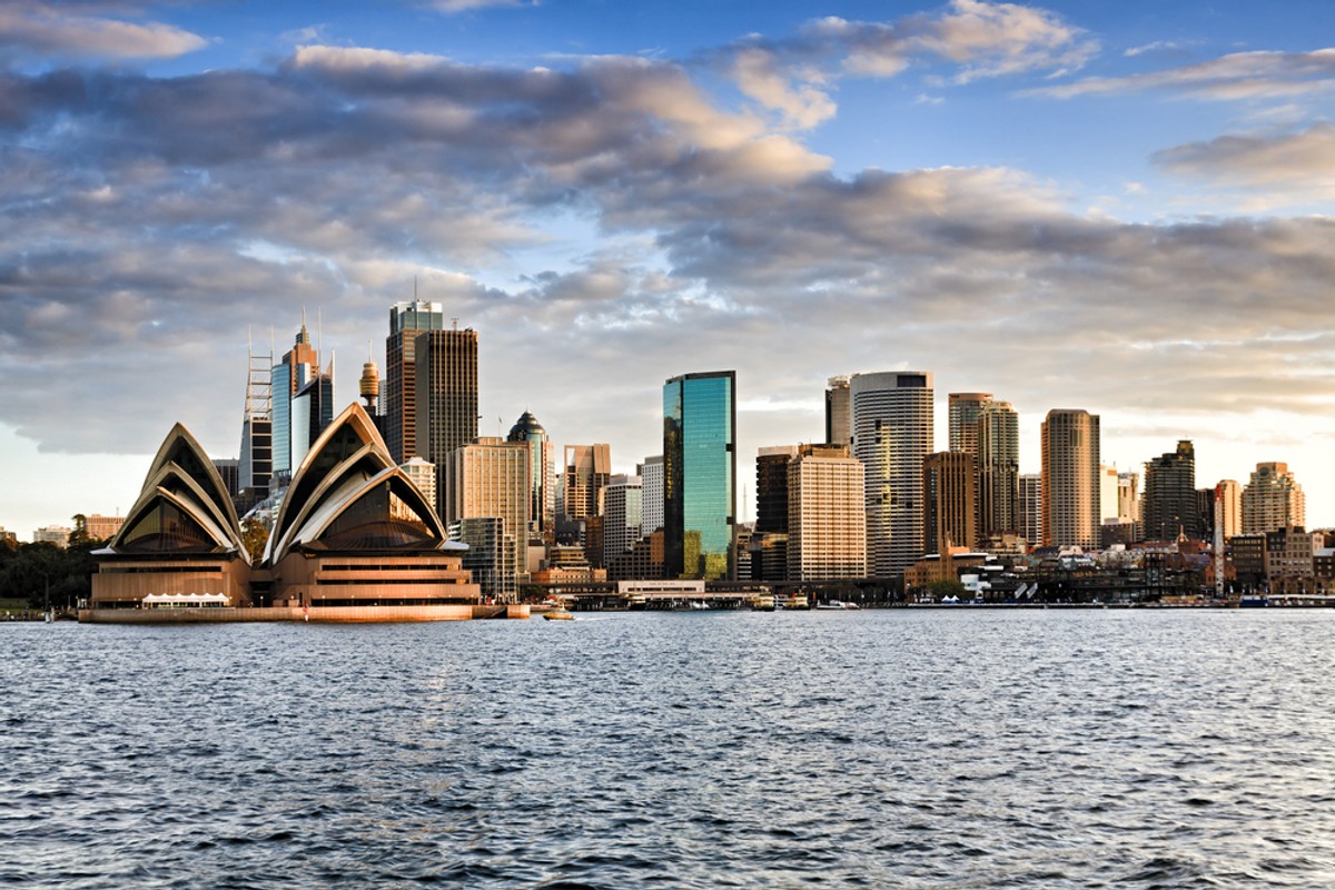 Władze Sydney i okolic zmagają się z opanowaniem epidemii silnie zakaźnego wariantu Delta koronawirusa, która grozi wepchnięciem gospodarki o wartości 2 bln dolarów australijskich (1,5 bln USD) w drugą recesję w ciągu ostatnich kilku lat.