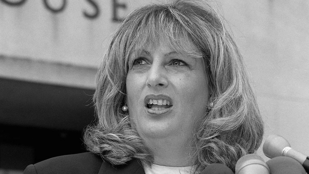 Nie żyje Linda Tripp, była pracowniczka Białego Domu, która odegrała jedną z najważniejszych ról w ujawnieniu skandalu z udziałem prezydenta Billa Clintona i stażystki Moniki Lewinsky. Miała 70 lat.