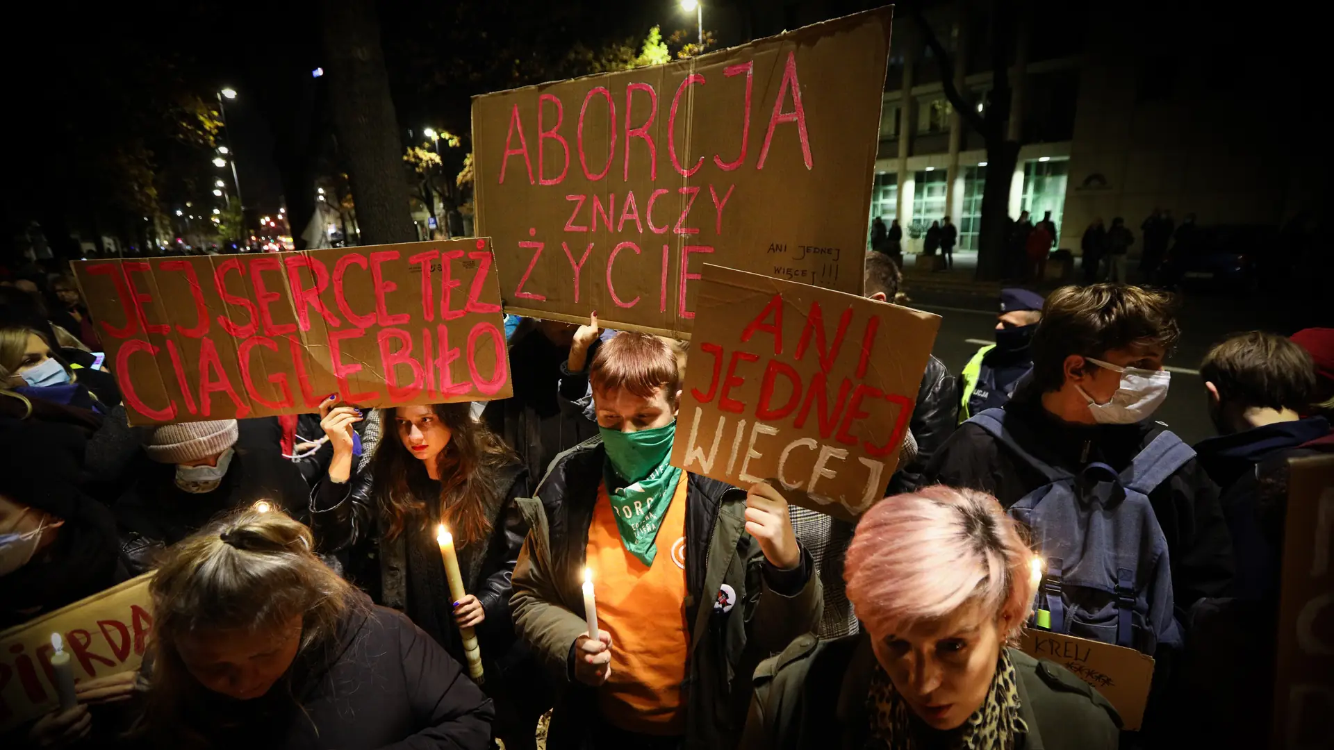 Płód w ciąży pozamacicznej zawsze obumiera, lekarze odmówili jej aborcji, bo "serce zarodka bije"