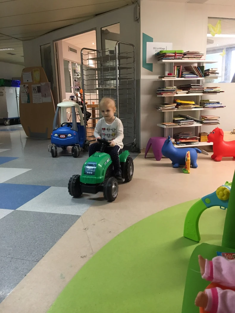 Helena je trenutno sa roditeljima u Parizu, uspešno je prebrodila prvu hemioterapiju i sledi joj još pet