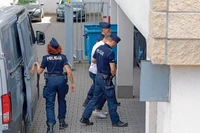 W biurze, w którym pracowała Natalia, znaleziono jej testament. Wynikało z niego, iż Adam nic nie dostanie