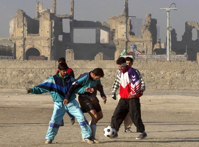 21 stycznia 2002, mężczyźni grają w piłkę na miejscu zniszczonego stadionu w Kabulu