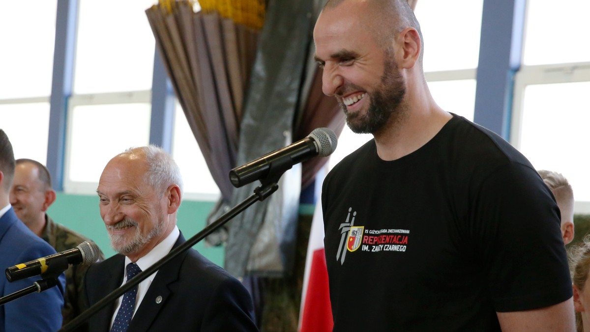 Minister obrony Antoni Macierewicz uczestniczył dzisiaj w Giżycku w treningu dla dzieci weteranów misji zagranicznych, który prowadził jedyny polski koszykarz w NBA Marcin Gortat. Jego drużyna już w najbliższą niedzielę rozegra mecz charytatywny z ekipą Wojska Polskiego.