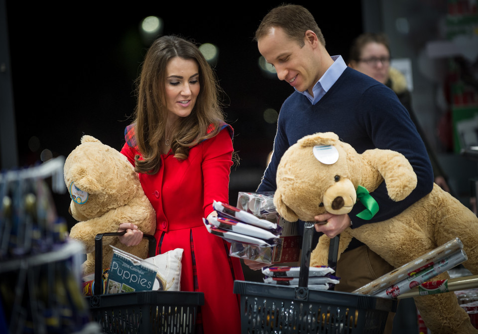 Sobowtóry Williama i Kate na zakupach świątecznych