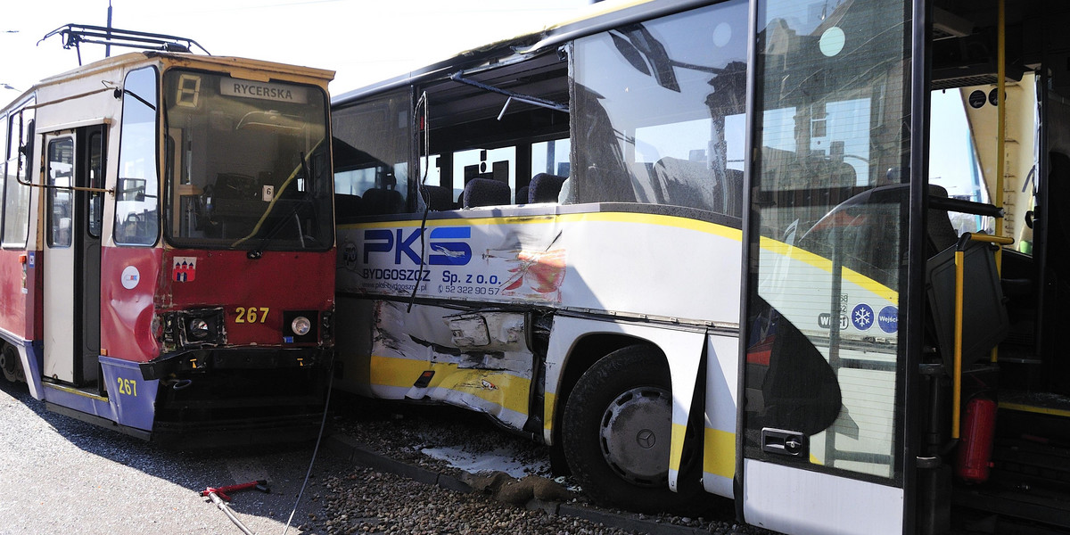 Autobus zderzył się z tramwajem w Bydgoszczy. Wielu rannych