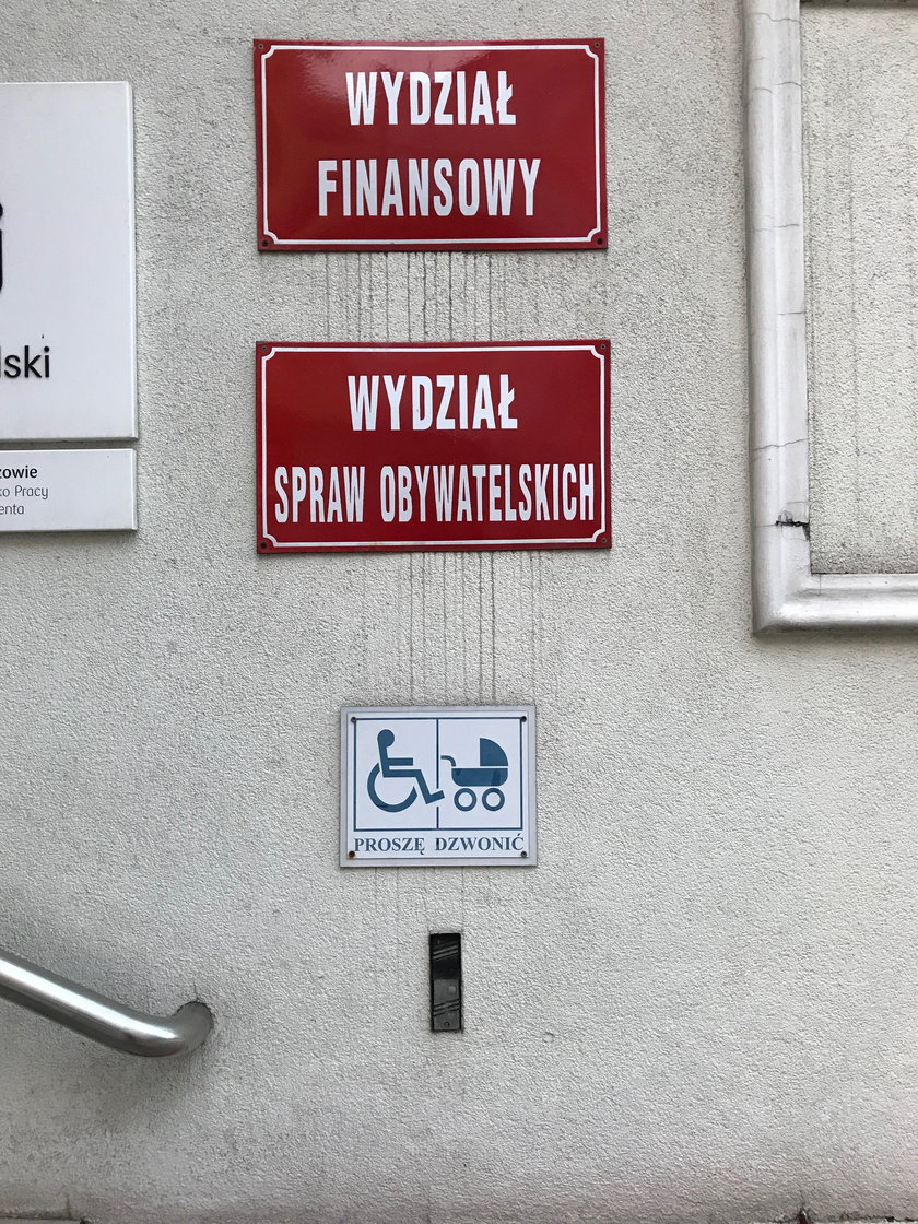 W Rzeszowie niepełnosprawnych obsługuje się na mrozie!