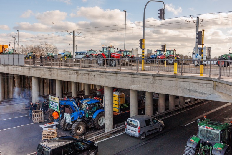 Belgijscy rolnicy dołączyli do protestujących we Francji i blokują autostradę w proteście przeciwko spadającym dochodom, 31 stycznia 2024 r.