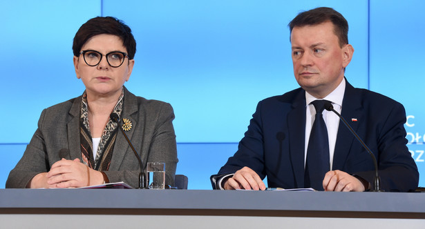 Premier Beata Szydło i minister spraw wewnętrznych i administracji Mariusz Błaszczak podczas konferencji prasowej w KPRM.