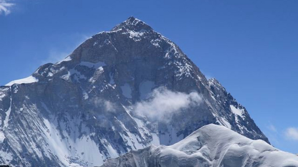 Pod himalajskim szczytem Makalu (8463 m n.p.m.) zakończyła się akcja ratownicza. Cała siódemka członków polskiej wyprawy na ten wierzchołek, z których trójka zdobyła go w piątek, jest już w bazie na wysokości 5600 m.