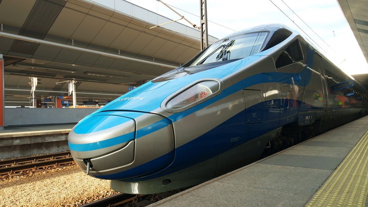 Pociągi kategorii Express Intercity Premium (EIP, Pendolino) spółki PKP Intercity przewiozły od czasu uruchomienia w grudniu ub.r. 1 mln pasażerów, poinformował prezes PKP S.A. Jakub Karnowski.
