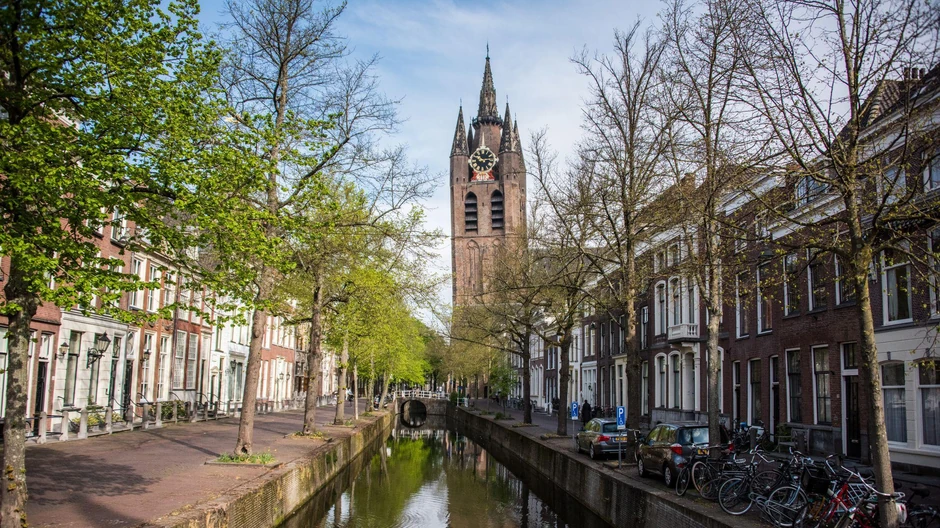 Kula Ude Kerk u Delftu krivi se na jednu stranu, delom i zbog blizine kanala | Foto: Sergio Amiti via Getty Images