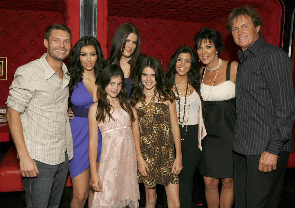 Od lewej: Ryan Seacrest, Kim Kardashian, Kylie Jenner, Khloe Kardashian, Kendall Jenner, Kourtney Kardashian, Kris Jenner i Caitlyn Jenner 
