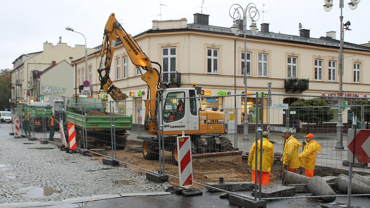 Miejski Zarząd Dróg w Kielcach rozpoczął remont skrzyżowania ulicy Sienkiewicza z Paderewskiego. Drogowcy wymieniają tam podłoże z kostką brukową. Modernizacja była konieczna, bo choć skrzyżowanie jest częściowo wyłączone z ruchu, to już jakiś czas temu pojawiły się na nim głębokie koleiny.