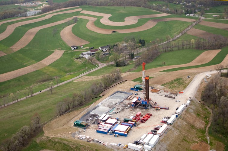 Wydobycie gazu z łupków. Stacja wydobywcza w okręgu Chartiers, hrabstwo Waszyngton w Pensylwanii, USA. Urządzenia służące do wydobycia gazu łupkowego należące do spółki wiertniczej Patterson-UTI.  foto: Andrew Harrer/Bloomberg
