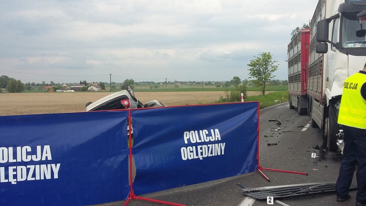 Wczoraj po południu doszło do zderzenia renault z ciężarówką. Na miejscu zginęły dwie osoby. Dziś policja poinformowała, że wieczorem zmarła także trzecia ofiara wypadku.