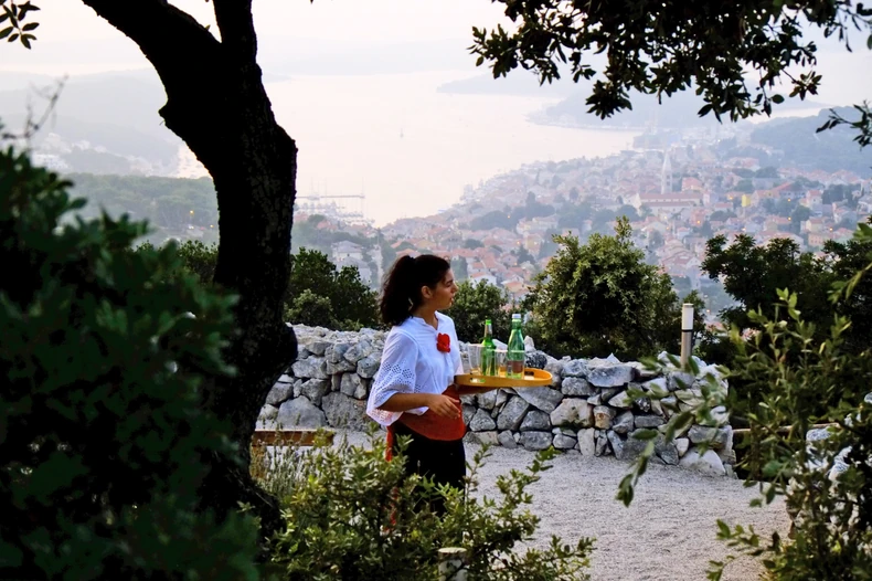 U slučaju da gost oboli, hrana i druge potrepštine dostavljaće se do vrata njegove sobe (foto: ilustracija)