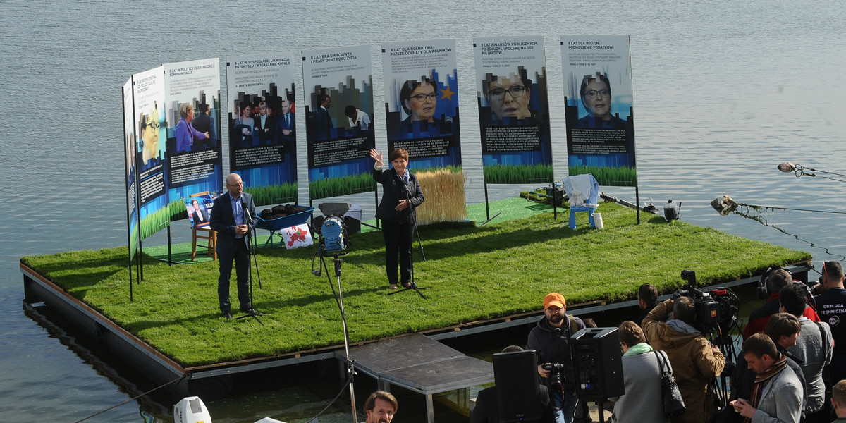 Premier Beata Szydło na konferencji prasowej na przystani jachtowej w Swolszewicach Małych koło Sulejowa