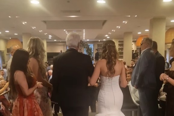 OŽENIO SE SIN DIREKTORA GRANDA Mlada blista u venč