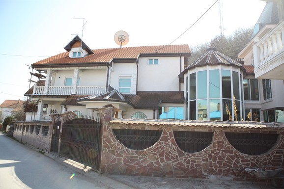 (FOTO) KUĆA U STAKLU, VIDEO NADZOR I BETONSKA OGRADA Ovo je najluksuznija rodna kuća na estradi: Tu je odrasla naša najveća zvezda
