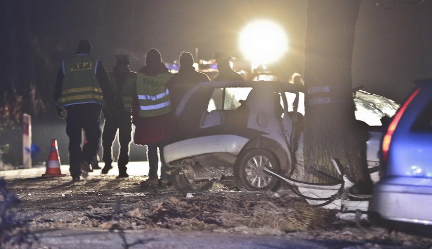 Horror na drodze. Małżeństwo roztrzaskał się o drzewo