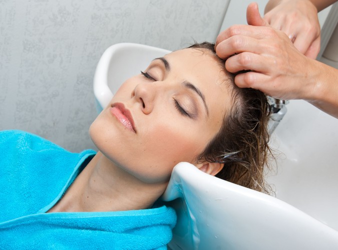 Jak dbać o włosy wiosną?