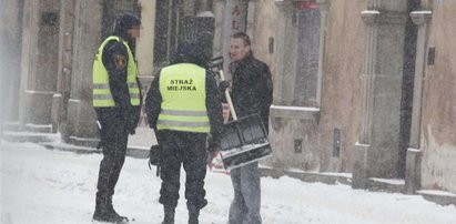 Strażnicy, macie łopaty i odśnieżajcie!