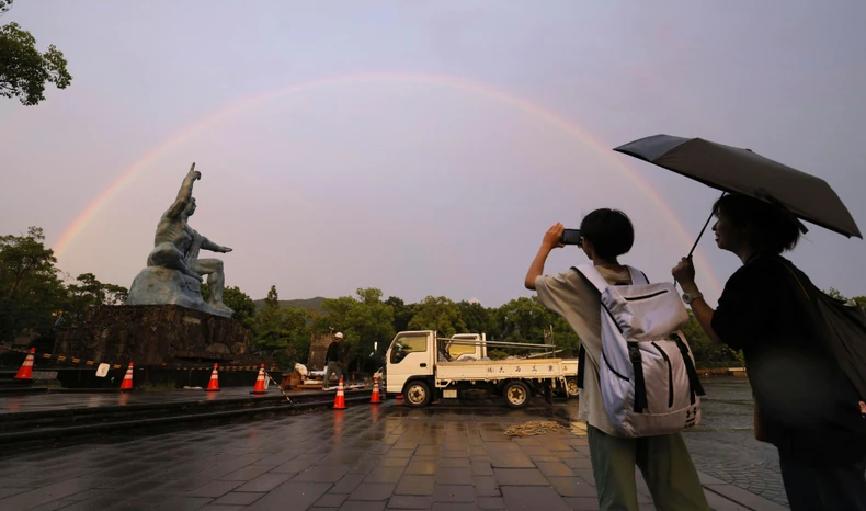 Duga na nebu iznad Nagasakija uoči 78. godišnjice nuklearnog napada 8. avgusta
