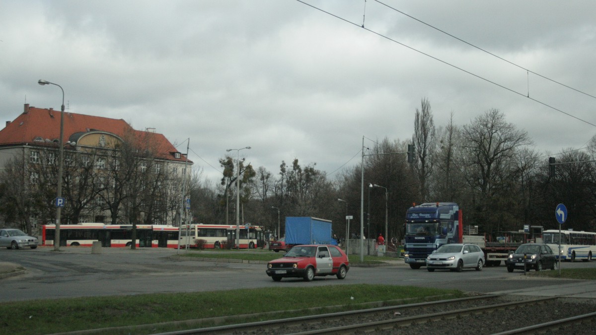 270 tysięcy zł - to kwota, jaką Zarząd Dróg i Zieleni przeznaczy na rozbudowę infrastruktury drogowej w Gdańsku. Powstaną progi zwalniające, wyniesione przejścia dla pieszych, wyspy segregujące i barierki. Te elementy mają sprawić, że ruch na gdańskich ulicach zostanie spowolniony. Dzięki temu jazda po mieście ma być bezpieczniejsza.