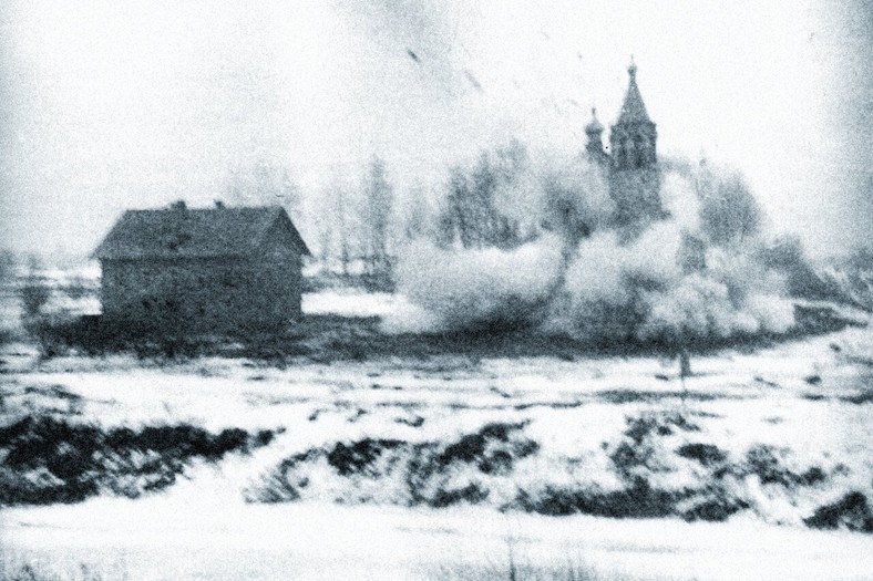 Moment wyburzenia kościoła Krievkalna podczas budowy elektrowni Plavinas, 1965 r.