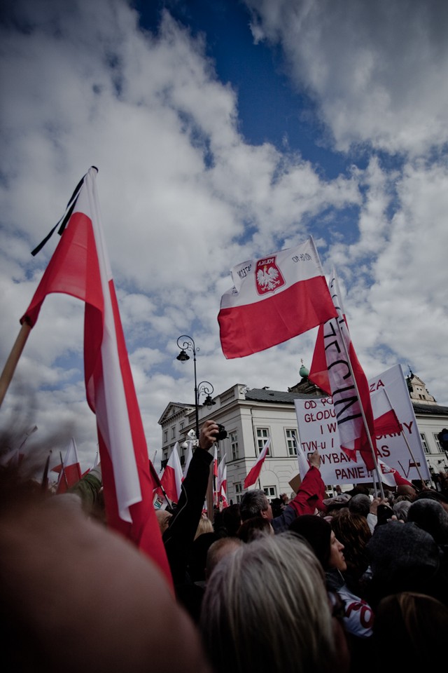 Zwolennicy PiS przed pałacem, fot. Maciej Stankiewicz