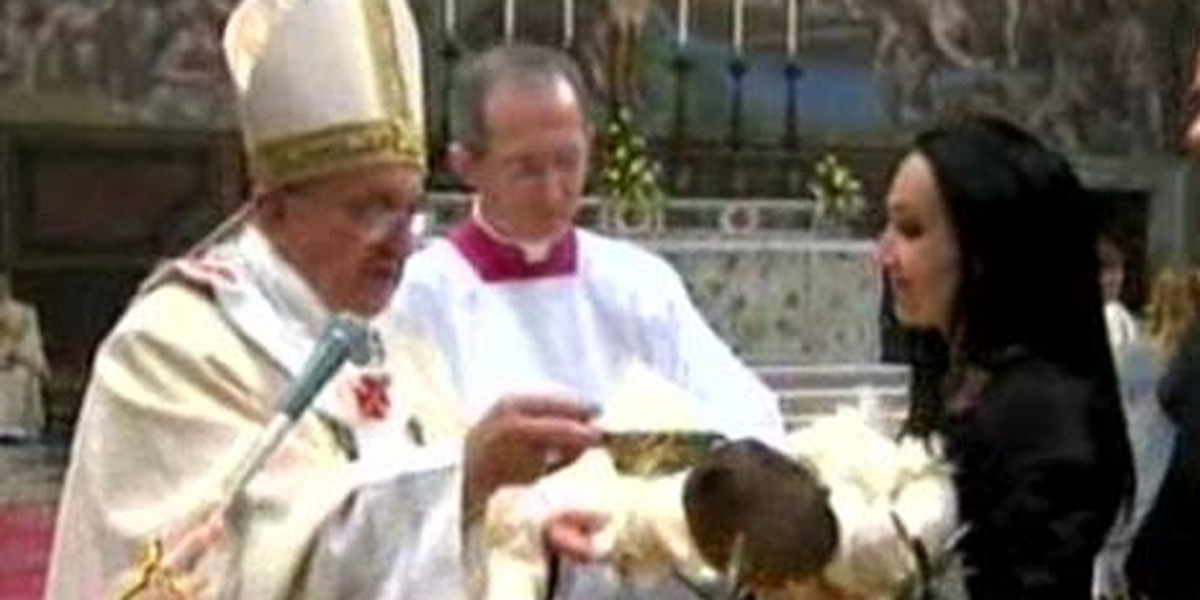 Papież ochrzcił nieślubne dziecko.