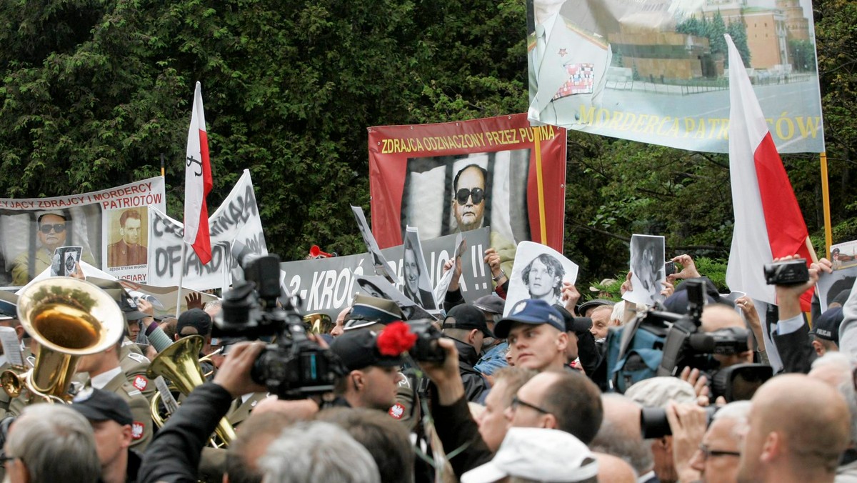 Warszawska prokuratura zajęła się sprawą zakłócania pogrzebu gen. Wojciecha Jaruzelskiego i prowadzi postępowanie sprawdzające. W odrębnym dochodzeniu zarzut "złośliwego przeszkadzania pogrzebowi" usłyszała jedna osoba.