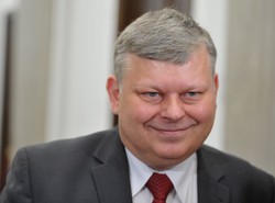 Ciekawa teoria posła Suskiego. Kibole odreagowali za Katyń?